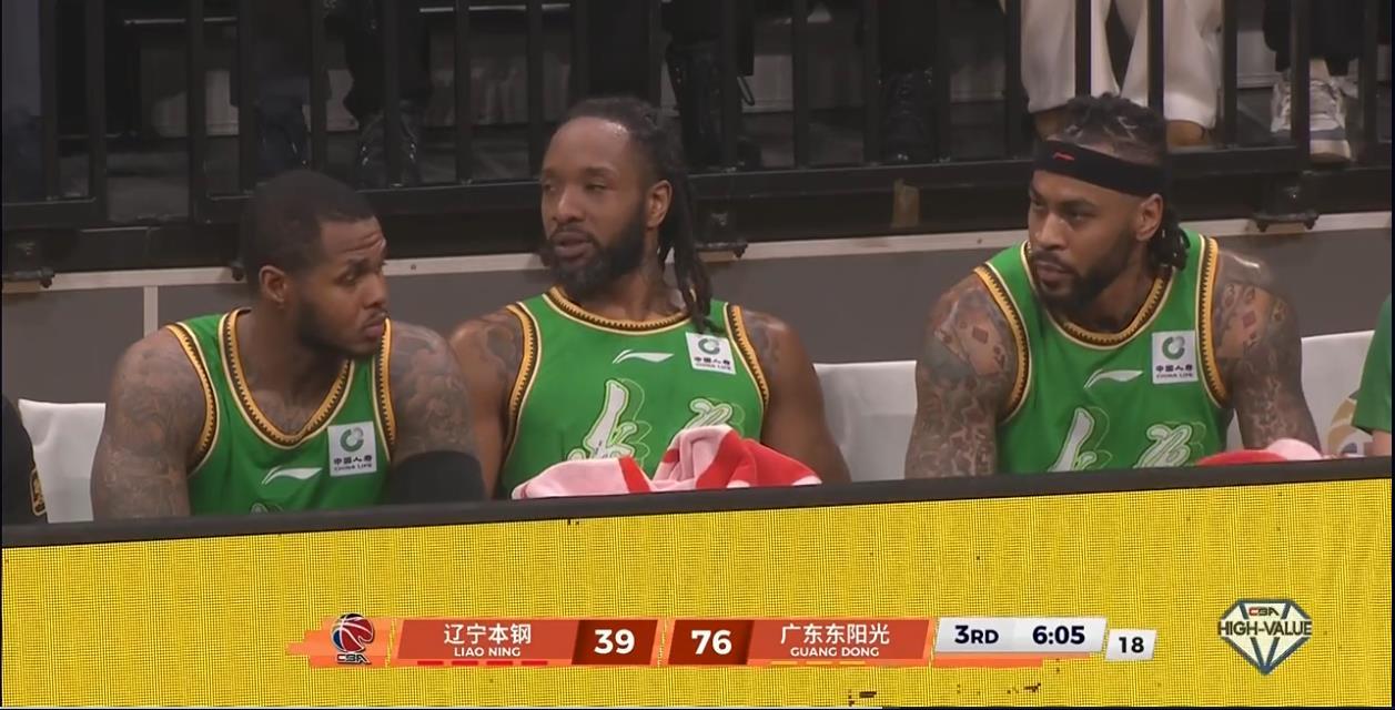 有谁注意到，昨晚比赛中，杨鸣的表情举动，都在发出无声的抗议啊